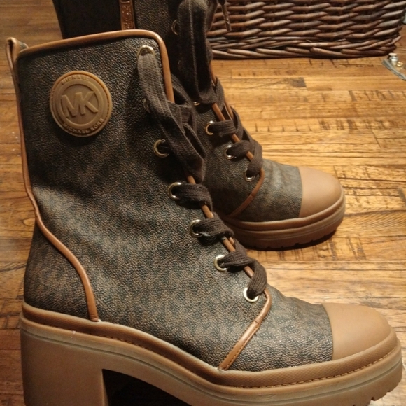 Michael Kors MK boots - Picture 1 of 8